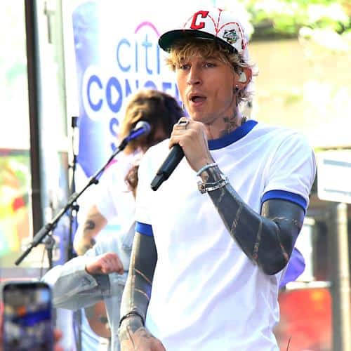 Match Gun Kelly insiste sur le fait d'être «détesté sans raison» ne le dérange pas
            

