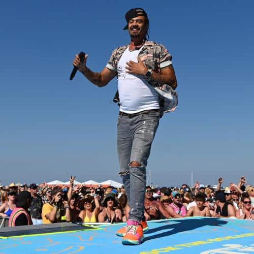 Michael Franti se divise avec la gestion au milieu d'allégations d'abus sexuels
            

