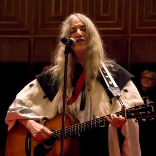 Patti Smith annonce la réédition du 50e anniversaire des chevaux avec quatre pistes inédites
            

