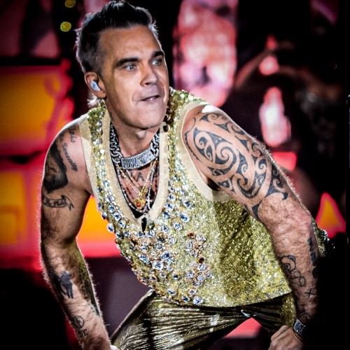 Robbie Williams pour célébrer un nouvel album avec Intimate London Show
            

