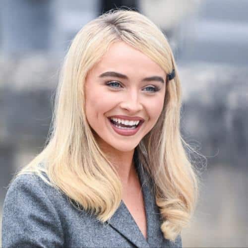 Sabrina Carpenter fait ressortir la Terre, le vent et le feu pour les couvertures surprise à Lollapalooza
            

