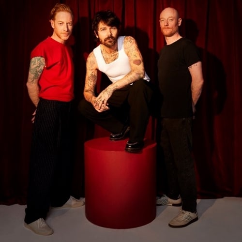 Simon Neil de Biffy Clyro dit que le groupe `` a appris à la dure '' de ne pas se négliger `` physiquement et mentalement '' en tournée
            

