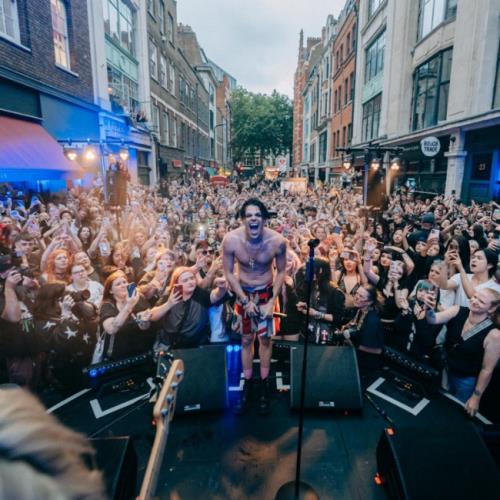 Yungblud joue un concert surprise sur la célèbre rue Danemark de Londres alors qu'il ouvre le magasin et le fan club
            


