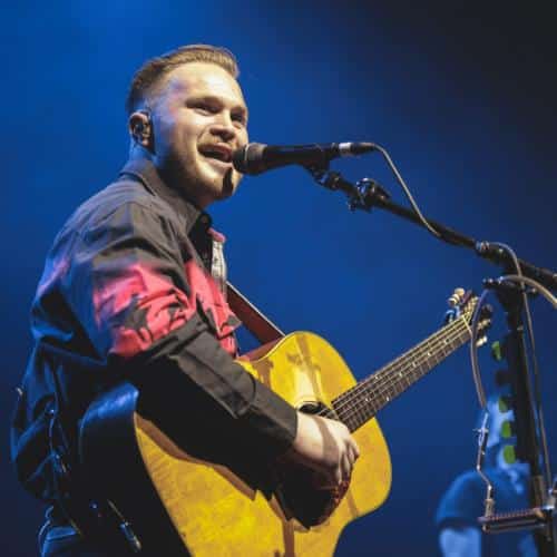 Zach Bryan et Kings of Leon laissent tomber une nouvelle chanson puissante Bowery
            

