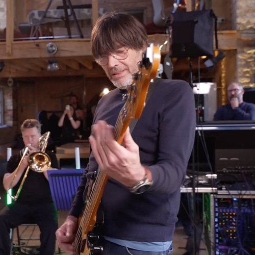 Alex James révèle quels artistes ont enregistré dans son home studio
            

