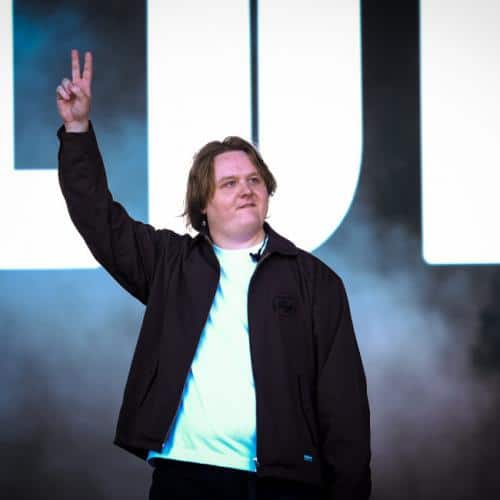 Ballade de la carte de Lewis Capaldi quelqu'un que vous aimiez une des chansons funéraires les plus demandées d'Écosse
            

