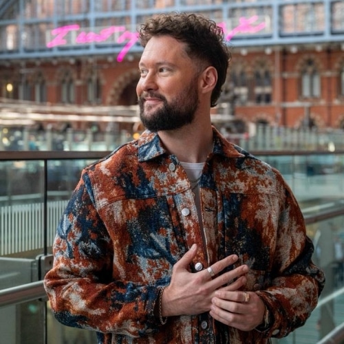 Calum Scott surprend les navetteurs de Londres avec des performances pop-up à St. Pancras
            

