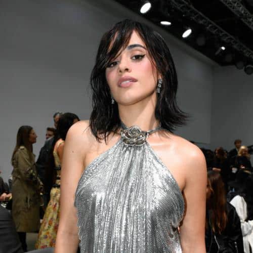 Camila Cabello réagit pour surprendre la cinquième réunion Harmony 9 ans après avoir quitté le groupe
            

