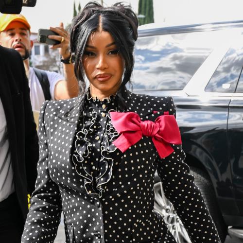 Cardi B a autorisé les allégations d'agression dans le procès civil
            

