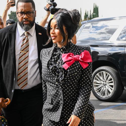 Cardi B jette un stylo au journaliste sur une question «irrespectueuse» après avoir été décoché d'agression
            

