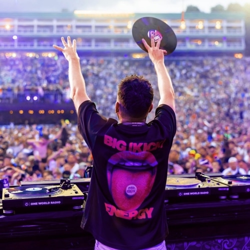 Dimitri Vegas fait revivre l'art du DJing en vinyle avec Tomorrowland 2025 set
            

