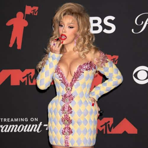 Doja Cat n'a pas vraiment mangé de rouge à lèvres chez MTV VMA
            

