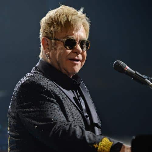 Elton John avait de vieilles rotules `` cuites '' dans des bijoux en or
            

