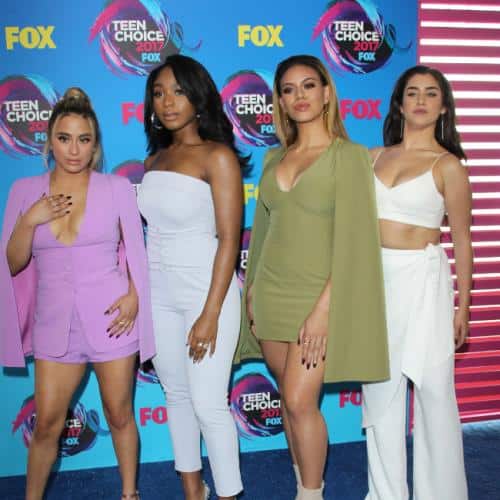Fifth Harmony Les fans perdent la tête alors que Girl Band se réunisse au Jonas Brothers Show pour la première performance en 7 ans
            

