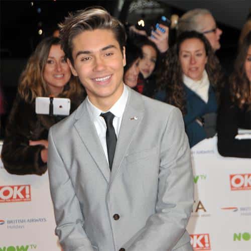 George Shelley dit que le travail au café l'a conduit à un projet musical le plus épanouissant de sa carrière
            

