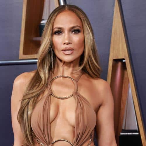 Jennifer Lopez fait de rares commentaires sur le divorce de Ben Affleck: «ça m'a changé»
            

