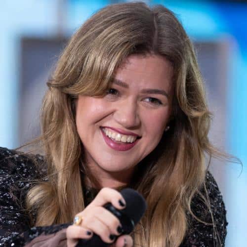 Kelly Clarkson revient aux médias sociaux après la mort de l'ex-mari
            

