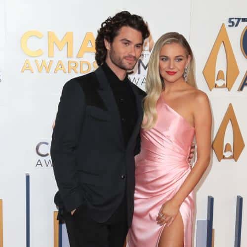 Kelsea Ballerini et Chase Stokes Split
            


