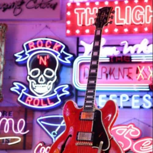 La guitare Liam Gallagher a été détruite lors de la division de l'oasis nocturne devrait rapporter jusqu'à 500 000 £ aux enchères
            


