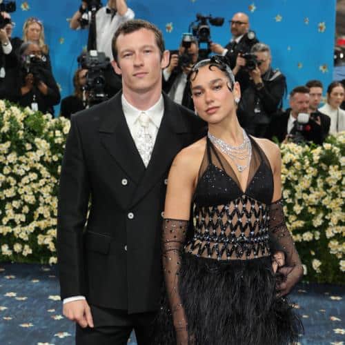 La romance Callum Turner de Dua Lipa est le sujet brûlant de la nouvelle musique avec Mark Ronson
            

