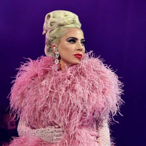 Lady Gaga est `` tellement désolé '' après avoir annulé le concert à la dernière minute avec des fans déjà dans le lieu
            

