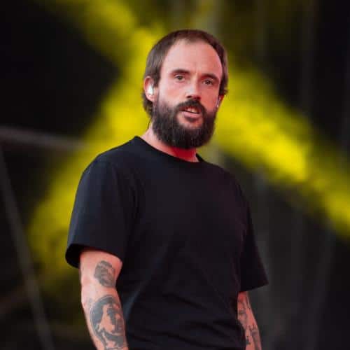 Le chanteur de tournois Joe Talbot Eyes Career Film après avoir marqué le vol de vol
            

