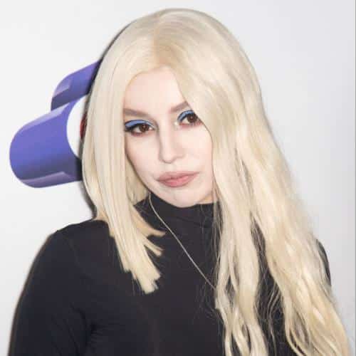 Les cordons vocaux d'Ava Max ont explosé »et ont miraculeusement remonté en arrière
            

