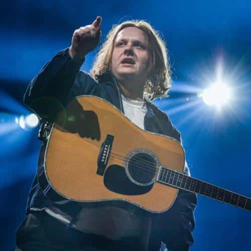 Lewis Capaldi dit que les stars de la pop féminines surpassent les hommes sur scène
            

