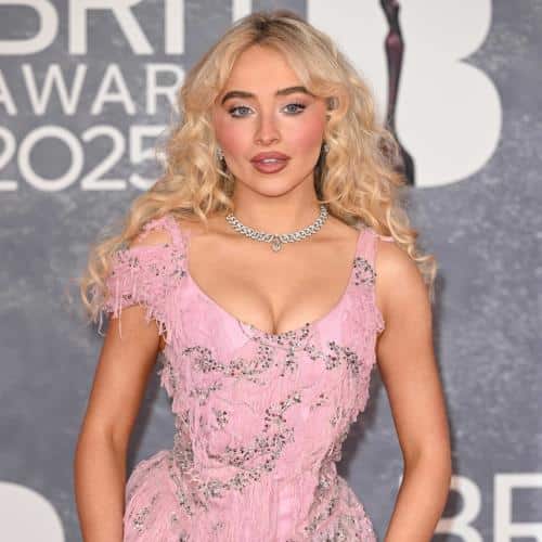 Sabrina Carpenter laisse entendre un nouvel album alimenté par Barry Keoghan Split
            

