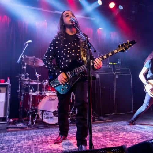 Système d'un descente a obtenu `` Hooded Off Stage '' et a fait l'observer des bagel et des pièces de monnaie pour Slayer
            

