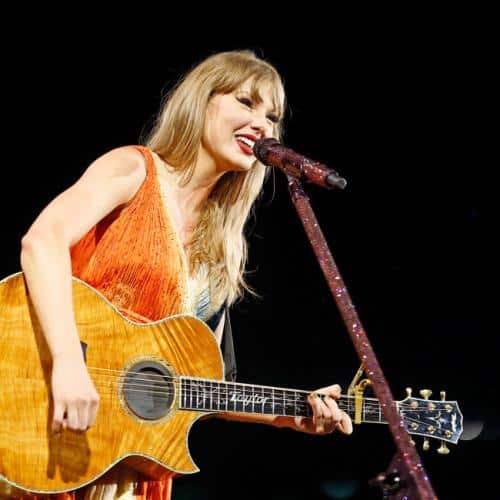 Taylor Swift annonce la soirée de sortie officielle d'une fête de lancement du cinéma showgirl
            


