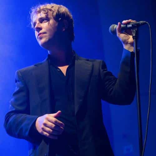 Tom Odell dit que la tournée avec Billie Eilish lui a donné une nouvelle appréciation pour la gloire et les chiens
            

