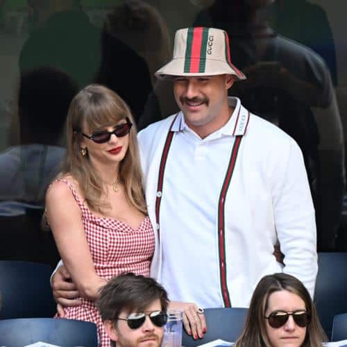 Travis Kelce brise le silence sur Taylor Swift Engagement
            

