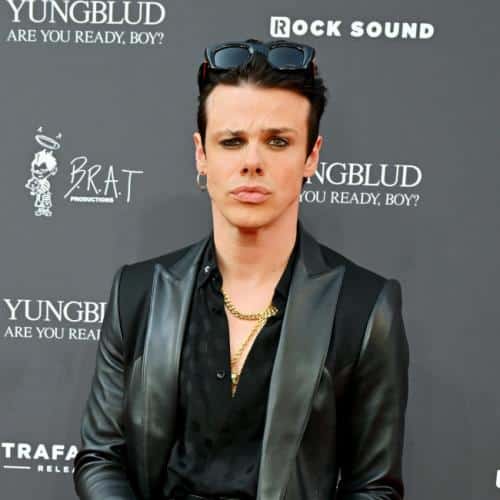 Yungblud menant un hommage à Ozzy Osbourne aux VMA TMV
            

