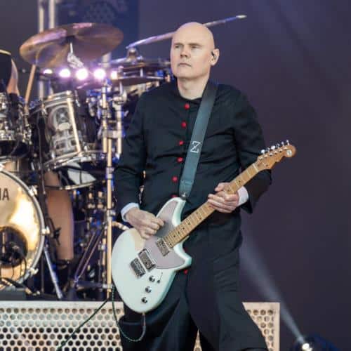 Billy Corgan affirme que l'ancien bassiste D'arcy Wretzky "a beaucoup à voir avec" le succès des Smashing Pumpkins
            

