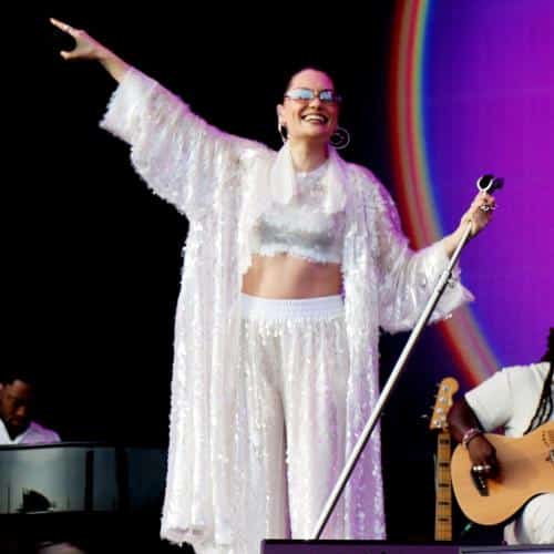 Jessie J est « frustrée » après le report d'une opération contre le cancer
            

