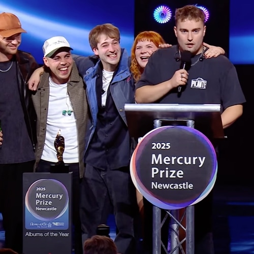 Le héros local Sam Fender remporte le prix Mercury 2025 pour l'observation des gens
            

