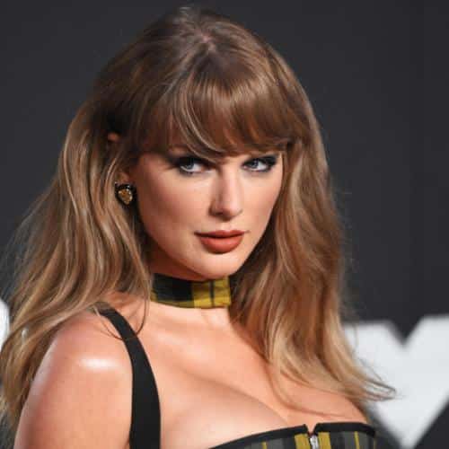 Les fans de Taylor Swift convaincus Song En fait romantique parlent de Charli XCX Feud
            

