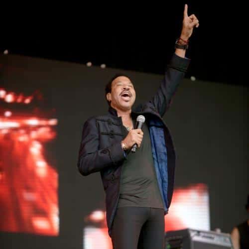 Lionel Richie: «Les mêmes escrocs qui essayaient de profiter de Michael Jackson venaient profiter de moi»
            

