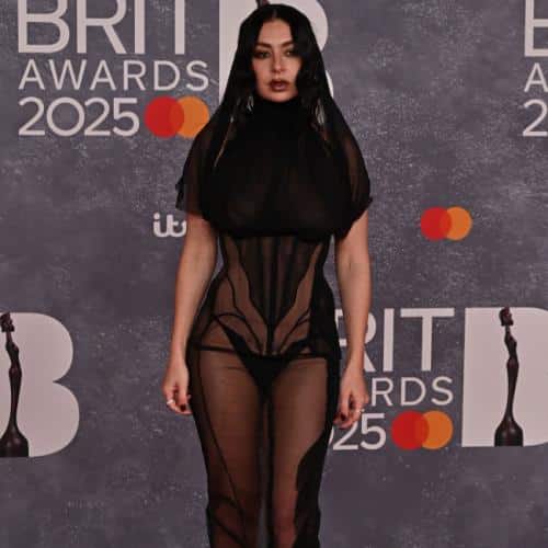 Charli XCX taquine le morceau House de Wuthering Heights
            

