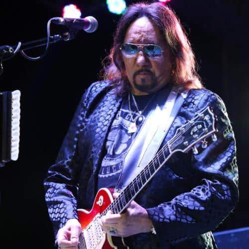 KISS tient une minute de silence pour Ace Frehley lors de son premier concert depuis sa mort
            

