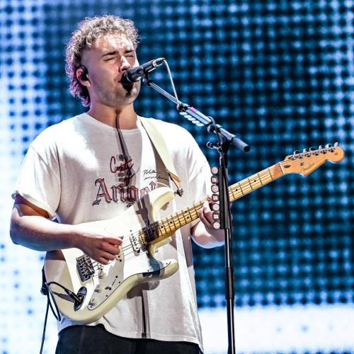 Sam Fender fait don des gains du Mercury Prize à une œuvre caritative
            

