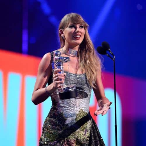 Taylor Swift s'envole pour Londres pour le tournage d'un clip
            

