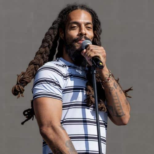 Bob Vylan répond après que la police a abandonné son enquête sur la performance de Glastonbury
            

