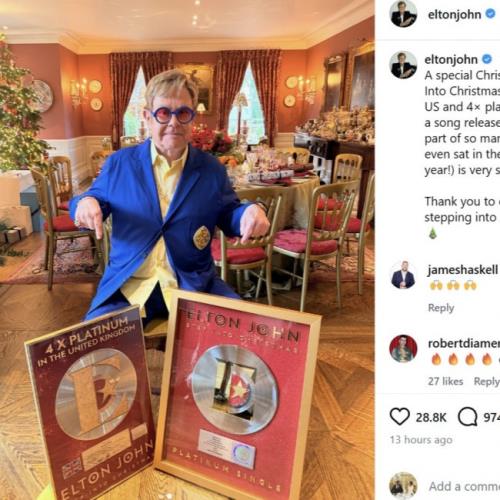 Le cadeau de Noël anticipé d'Elton John alors que Step Into Christmas devient disque de platine aux États-Unis
            

