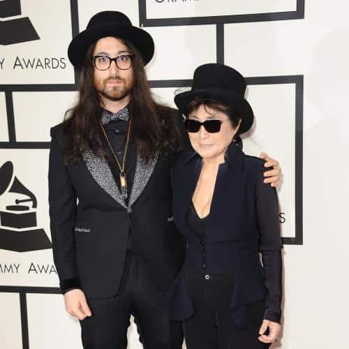 Le fils de John Lennon craint que la jeune génération n'oublie les Beatles
            

