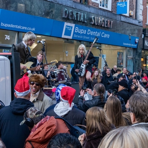 Les Molotov ont fermé Soho avec un concert de guérilla de Noël en soutien à The Big Issue
            

