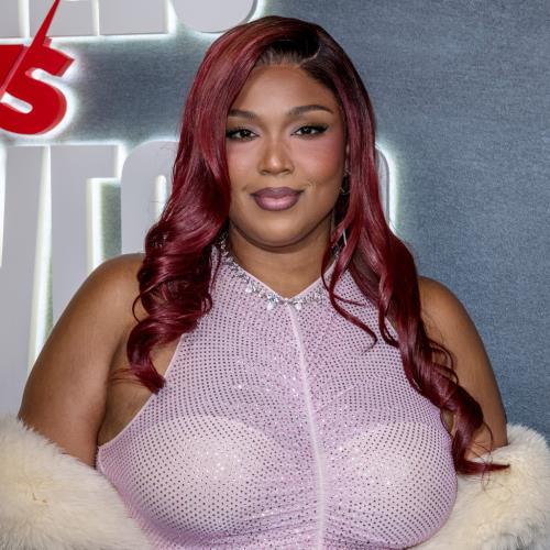 Lizzo applaudit aux gros honteux
            

