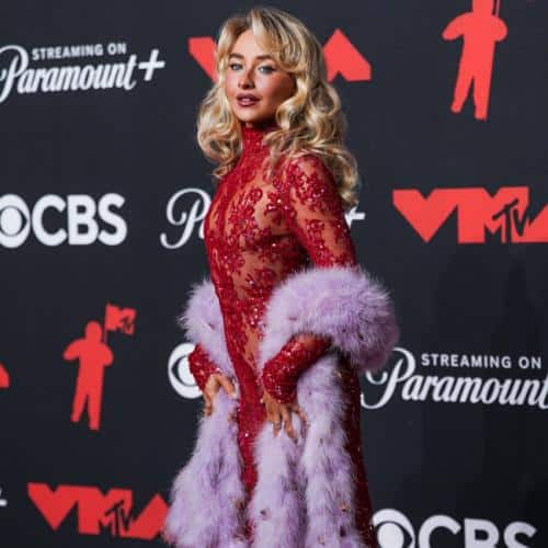 Sabrina Carpenter est tombée sur un cactus pendant le tournage de son clip "ambitieux" Manchild
            

