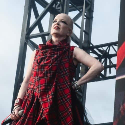 Shirley Manson « fatiguée » d'être traitée comme une « artiste de cirque »
            

